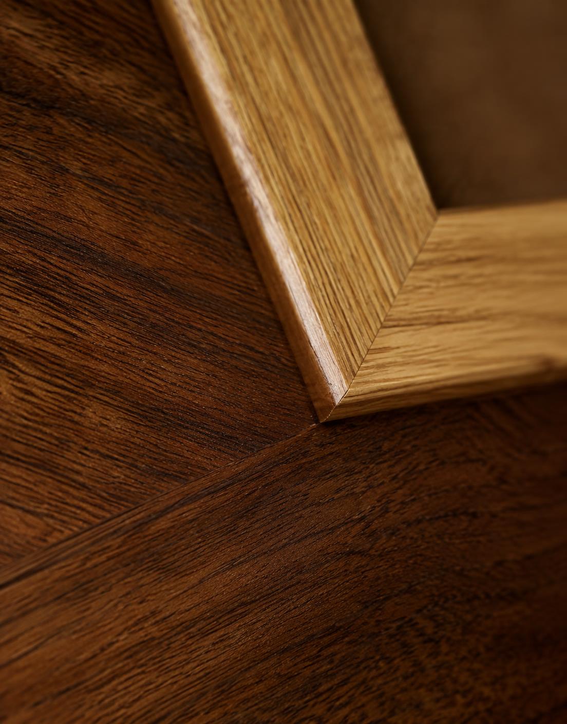Mitred joint in walnut and oak